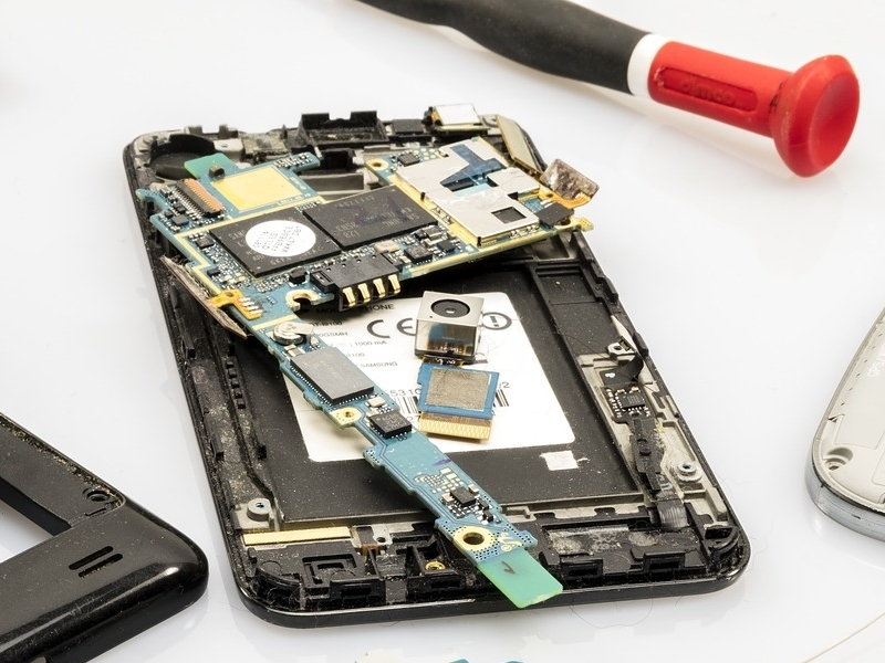 Reparierbarkeit von Top-Smartphones oft schwierig